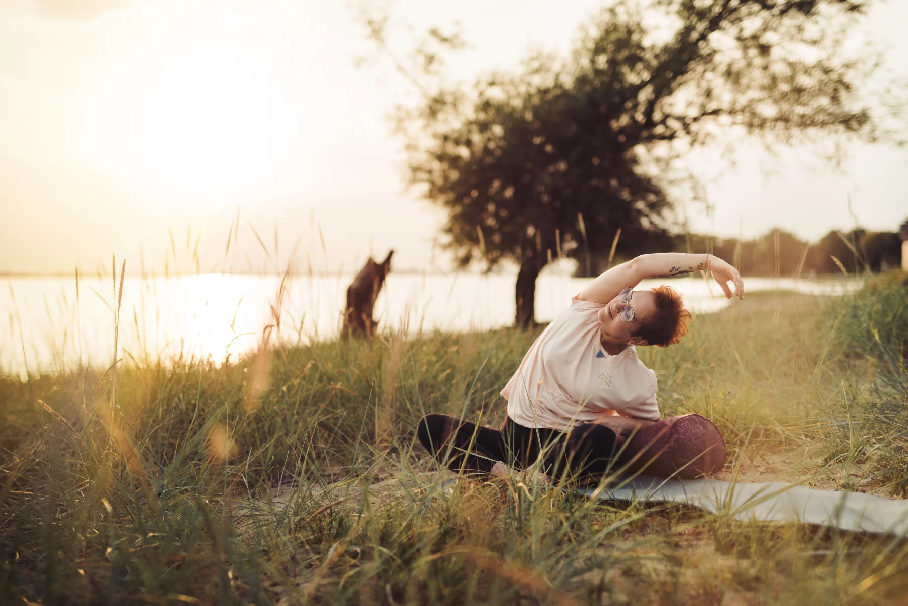 Frauen, die Yoga machen